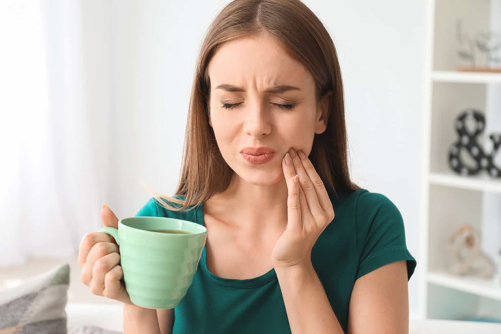 woman touching her jaw with tooth pain in bowling green kentucky